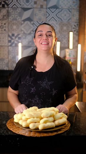 Vamos fazer um Chimango? Você vai amar esse biscoito! INGREDIENTES 3 ovos 200ml de leite 80ml de Óleo 1 colher de sopa de manteiga ou margarina ou 60 gramas 500g de polvilho (pode ser doce ou azedo) 500g de mandioca cozida e amassada 300g de queijo ralado Assista o vídeo e acompanhe o modo de fazer! 🌹 | Cozinhando com Joelma Nunes