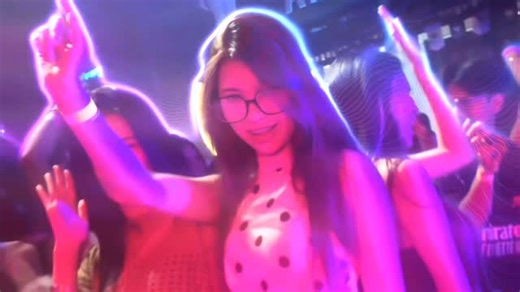 SHELUVNE$ ^^ on Instagram: "D-HUM - อยากได้พี่เป็นผัว ft.FiewFans (Official MV) เพลงนี้จะปล่อยในนาม D-HUM ซึ่งมีผมกับ @again.sinapong ร่วมทีมด้วยกัน ฝากทุกคนติดตามแอคหลักวงด้วยค้าบ @d_hum_official 😘💕 ส่วนเพลงนี้ พรุ้งนี้ 19.30 เดี๋ยวเจอกันในยูทูปช่อง D-HUM Link ช่องอยู่ใน Bio @d_hum_official 🗽 #d_hum"