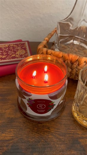 Fall is calling… what better time to unwind with a book, a cozy drink & a fragrance that melts the stress away? 🥃🍒 Shop now: https://social.partylite.eu/TzCE L’automne vous appelle… 🍂 Et si c’était le moment parfait pour se détendre avec un bon livre, une boisson réconfortante et un parfum qui fait fondre tout le stress ? 🥃🍒 J'achète: https://social.partylite.eu/ezVd #partylite #partylitecandles #candle #candles #bourbon #cherry #autumn #cozy #colourfulhome #homerefresh #wearehomefragrance 