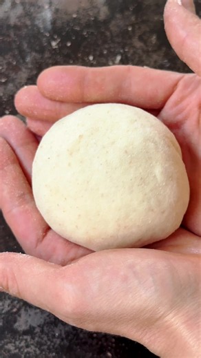 Burger Buns formen wie ein Profi 🍔 | Einfache Technik für perfekt runde Brioche-Brötchen So forme ich weiche, luftige und gleichmäßig runde Brioche-Brötchen. Diese Technik eignet sich perfekt für Burger Buns und viele andere Hefebrötchen. Das sind die gleichen fluffigen Brioche-Burgerbrötchen mit Sauerteig-Anstellgut (Sauerteig-Resten), die noch am selben Tag fertig sind. Das vollständige Rezept findest du bereits im vorherigen Video auf meinem Profil.