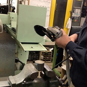 ディスクグラインダー集塵機を自作 ディスクグラインダーでの作業の後は、鉄粉を蒔き散らかしてジャリジャリになります。 このジャリジャリが嫌で嫌で・・・ 20年間この鉄粉の集塵方法を考え続け、遂に完成しました！！ 100％は無理ですが8割方集塵できます。 これで鉄粉のジャリジャリとさよならです。 ＃ディスクグラインダー＃サンダー＃集塵＃掃除機＃製作＃作成＃プレス加工＃鉄粉飛散防止#物作り＃困った解決＃自作＃ジャリジャリ #disk grinder＃medal＃coin＃brass＃metal＃Production＃Create＃Press working＃Manufacturing | メタル職人 青谷製作所