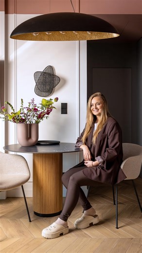 Monika Sałata Pracownia Architektury Wnętrz on Instagram: "Ten projekt nad morzem to opowieść o spokoju. O wnętrzu, które pozwala zwolnić i oddychać w swoim tempie. Inspiracją był las sosnowy za oknem i bliskość morza — ale przefiltrowane przez ciepłe, przytulne tony i świadomy design. Zamiast chłodnych błękitów pojawiają się pudrowe róże, piaskowe beże, zgaszone zielenie i drewno, które otula przestrzeń i nadaje jej miękkości. To wnętrze pełne detali, faktur i form, w którym design gra pierwsze