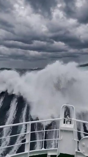 Cargo Ship DESTROYED in the Middle of the Sea! ⛵ Shocking Ship Disaster