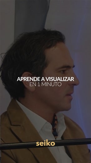 Mentalidad Seiko on Instagram: "Aprende a visualizar en 1 minuto 🧘✨ 📝RESUMEN👇👇 1️⃣👁️ Empieza por agradecer: antes de visualizar, conéctate con lo que ya tienes. Sentir gratitud prepara tu mente para recibir lo nuevo. 2️⃣🧠 Crea una imagen clara: imagina con detalle lo que deseas. No lo pienses solo con palabras, visualízalo como una escena real en tu mente. 3️⃣💓 Siente que ya es tuyo: no solo veas la imagen, siéntela. Activa la emoción de tener eso que quieres como si ya estuviera pasando.