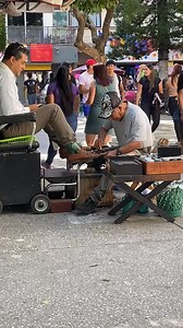 Una increíble forma de bolear zapatos, cada quien trabaja como mejor se acomode | Agencia de Noticias Guerrero