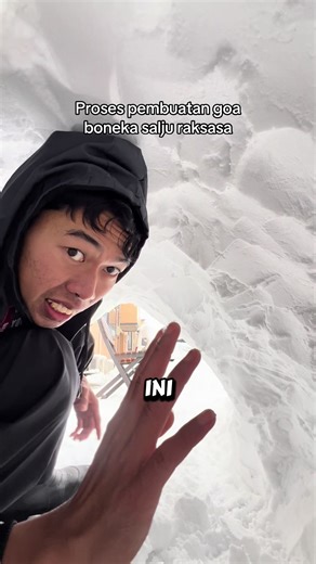 Proses Pembuatan Goa Boneka Salju Raksasa