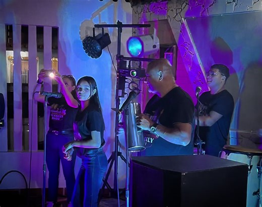 The Family Show es un grupo musical dedicado a amenizar fiestas y eventos en tierras paraguaneras, con un repertorio lleno de ritmo tropical. Se especializan en géneros populares de baile como salsa, merengue y guaracha, ofreciendo un espectáculo animado y bailable que eleva la energía de cualquier celebración. Su estilo versátil y festivo los convierte en una de las opciones preferidas para eventos sociales y celebraciones en la región, donde hacen vibrar al público con su música y su presencia