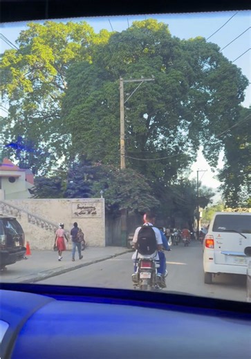 Let’s visit a this restaurant in port au prince Haiti // @Onctueuse #fyp #haiti #haitiantiktok #latino #restaurant