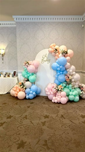 💐 PASTELS 💐 Pastel balloons mixed with flowers and hung on a panel is always a perfect combo. I don’t think I will ever get tired of all pastel balloons. It’s such a classic look that I can’t get enough of. * Colors all @sempertexus_betallic Pastel matte melon Pastel matte dusk cream Pastel matte pink Pastel matte blue Pastel matte green . . . . . #babyshowerballoons #pastelballoons #balloonsandflowers #buckscountyballoons #montcoballoons | Balloons by Victoria