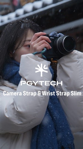 Takuya on Instagram: "PGYTECH カメラストラップスリムシリーズ 雪の柴又でスナップ撮影してきました❄️📸 先週末の雪で真っ白になった参道。 いつもと違う景色を撮りたくて、@pgytech.japanのカメラストラップスリムで撮り歩き。 ネックストラップとリストストラップをシーンに応じて付け替えなががら撮影しました。 ·わずか35gの軽量設計で首が疲れない ·クイックリリースで片手で着脱可能 ·耐荷重30kg/25kgで安心感抜群 ·クリーニングクロス付属で撮影中も液晶やフィルターがきれい 雪の日は特に、手袋したままでも片手で付け替えられるクイックリリースの便利さを実感しました。 参道を歩きながらはネックストラップで両手フリー。 気になる被写体を見つけたら、リストストラップに付け替えて機動的にスナップ。 「撮りたい瞬間を逃さない」って、こういう道具の使いやすさが大事だなと実感した一日。 ストリートスナップが好きな方、カメラを気軽に持ち歩きたい方に本気でおすすめしたいストラップです。 アウトドア・トレンディー・ビンテージの3シリーズ９色展開で、自分のスタイルに