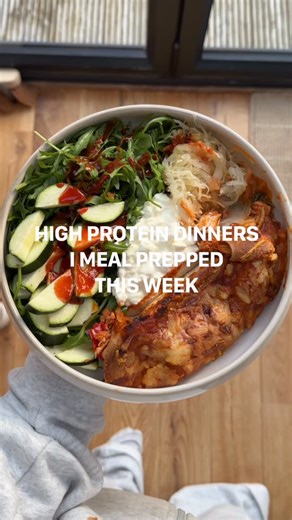 Sarah Mackay on Instagram: "high protein DINNERS I MEAL PREPPED THIS WEEK (all 30g+ protein!!) 😝💕✨ RECIPES: Tuna Pasta Bake Serves 5 Macros: 397 calories, 33g protein Tomato Sauce 1 small onion, finely chopped 6 garlic cloves, finely chopped 2 bay leaves 2 tbsp tomato purée (paste, 30g) 2 × 400 g can chopped plum tomatoes 1 beef stock cube, dissolved in 300 ml water + 50 ml red wine vinegar Additions 4 x tins tuna (400g, in brine) + the brine from 1 tin (~20-30g) 1 x tin sweetcorn (140g) A han
