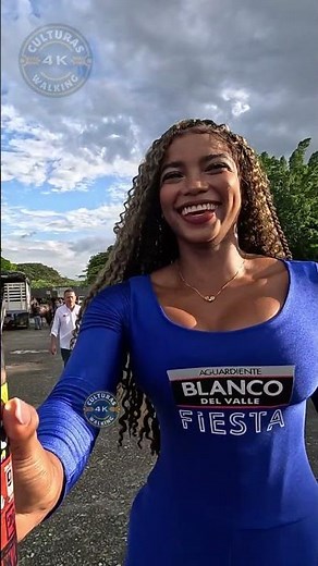 🐴Beautiful Brunette walking with style and elegance under the blue sky 🇨🇴 #culturas4k #usa #mexico