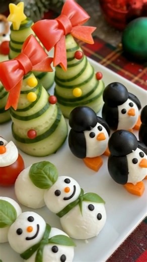 Adorable Holiday Veggie Platter 🎅🥒⛄️🐧 #HolidaySnacks #ChristmasFood #HealthyChristmas #FoodArt #FestiveEats | Easy Recipe to day