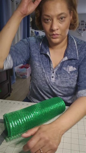 ✨ Let’s make a PANCAKE-STYLE wreath together ✨ If you know, you know 👀 No food here — this is that classic pancake style we all love: layered, stacked, fluffy, and FULL. Old-school technique, still undefeated. Perfect for signs, seasonal themes, and those wreaths that need a little extra oomph. I’ll be building this one step by step, so craft along with me 💕 Drop a 🧵 if you’re a pancake-style fan or tell me— 👉 ribbon pancakes or mesh pancakes? Let’s bring back the basics and make them viral 