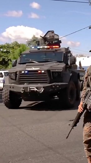 Tecnología y Coraje: El Salvador refuerza su Ejército. Los SandCat MX son vehículos blindados tácticos de alta movilidad, de diseño moderno y provenientes de México. Su incorporación al Ejército Salvadoreño marca un hito en la modernización de nuestras Fuerzas Armadas. Con blindaje de última generación y capacidad para operar en terrenos exigentes, estos imponentes blindados refuerzan la seguridad nacional y la lucha contra la delincuencia. La llegada de estos nuevos SandCat MX despierta un prof
