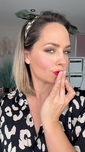 If you've missed our NEW party makeup kits, created with Beauty Pie by the makeup superstar Pati Dubroff (who's prepped hundreds of A-listers for the red carpet in LA and knows what you need to create a great look!) Here's the gorgeous @hannah_martin_makeup putting the Red Lip Look through its paces. (There's also a Smoky Look Kit - and on our blog you can find Pati's step-by-step guide for how to use that one.) The Red Carpet Kit features the ultimate statement cherry-red Velvety Matte Lip Cray