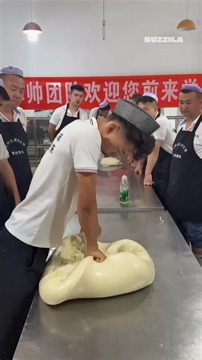 Ayush bhati on Instagram: "Ayush vidhuri 日本利用压电瓷砖将人们的脚步转化为电能。 这些瓷砖能够捕捉你脚步产生的动能。 当你行走时，你的体重和动作会对瓷砖产生压力。 瓷砖会轻微弯曲，产生机械应力。 瓷砖内部的压电材料会将这种应力转化为电能。 每一步都会产生少量电荷，数百万步加在一起，就能产生足够的电力来驱动 LED 灯、数字显示屏和传感器。 在像涩谷车站这样人流密集的地方，每天大约 240 万步都在为这个系统做贡献。 这些电力可以储存起来或立即使用，从而减少对传统能源的依赖，并支持可持续的城市基础设施。 这种方法把日常的动作转化为实用的可再生能源。 #日本 #知识 #事实 #你知道吗 #推荐 #科技 #创新 #历史 #技术 #实验 #..."