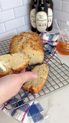 Honey Beer Bread ❤️ #honeybeerbread #nokneadbread #bread #recipes #howtocook #hoemade #food #foodie #hoemadebythehousehoe #cookingmadeeasy #food #foodie #foodtips #cooking #howto #homemade #madewithlove #mealideas | Cheysingh