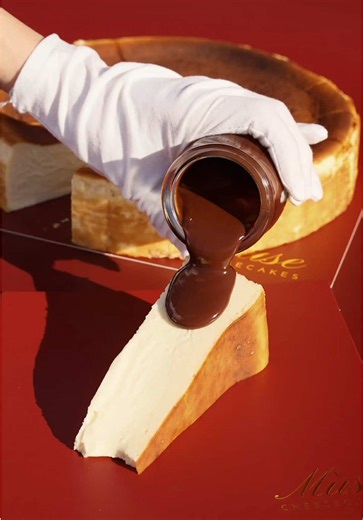 Classic Burnt Basque Cheesecake 12” size / 16 servings. The perfect choice for a large group. And the way it pairs with chocolate sauce — mmm, so good!🍫#burntcheesecake #basquecheesecake #musecheesecake #cheesecakesandiego