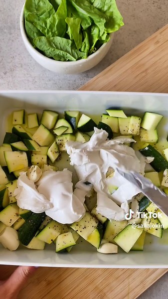Kesäkurpitsa-pinaattipasta - mun uus lempiruoka! 🤤 Ainekset: 300 g pastaa 1 kesäkurpitsa 5 valkosipulinkynttä 1 purkki kauraranskankermaa tuoretta pinaattia oliiviöljyä suolaa ja pippuria hasselpähkinärouhetta (sitruunamehua) #resepti #pastaresepti #kesäkurpitsa #pinaatti #ruokatiktok #kasvisruoka #kasvisreseptit #vegastiktok #vegaaninen