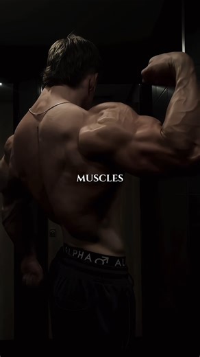 Fitness | Training | Nutrition on Instagram: "Stop training back + biceps together — it’s killing your arm growth. If your arms feel worked but never look bigger, this is the mistake holding you back. Heavy rows, pulldowns, and pull-ups already fatigue your biceps before isolation work even starts. By the time you curl, growth potential is gone. Same logic applies to chest + triceps. Train smarter for hypertrophy and recovery: • Biceps on chest day • Triceps on back day This keeps each muscle fr