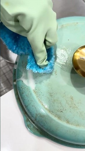 Cleaning your dutch oven is easy! #dutchovencooking #cleaningtips #bakingsoda