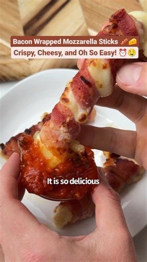 🥓😋🙌 Bacon Wrapped Mozzarella Sticks 🥓😋🙌 Craving something cheesy and crispy? Try these quick and easy bacon-wrapped delights! Perfect for a keto-friendly snack or appetizer. 🤤👌 What You Need: 🧀 Mozzarella sticks 🥓 Bacon 🍅 Marinara sauce (for dipping) How to Make It: 1️⃣ Freeze mozzarella sticks for a few hours. 2️⃣ Wrap each stick with bacon. 3️⃣ Air fry at 400°F for 10-15 mins, flipping halfway. 4️⃣ Serve with marinara and enjoy! 🍽️ Tip: Use a parchment liner in your air fryer for e