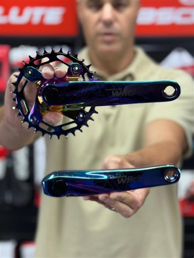 Absolute Bike on Instagram: "A Pedivela Absolute Wild ganhou uma versão Oil Slick 🚀🤩 A nova versão mantém as mesmas tecnologias modernas da linha Wild, com desenho de 34 dentes narrow-wide, que prende a corrente com firmeza, evitando que ela caia mesmo em terrenos técnicos. A pedivela Absolute Wild oil slick também se destaca por detalhes construtivos, como a compatibilidade com movimentos centrais de ponta quadrada. Quer saber mais? Leia no nosso blog! 📱"