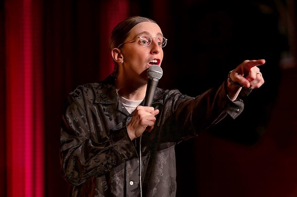 Stream It or Skip It: 'Robby Hoffman: Wake Up' on Netflix, the comedian caps off her banner year with a jolt