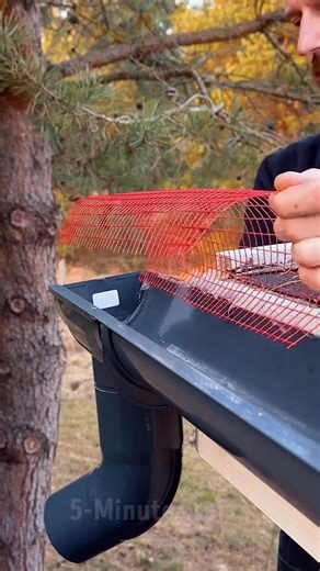 The fastest way to clean gutters with no effort! 🔨 | 5-Minute Crafts