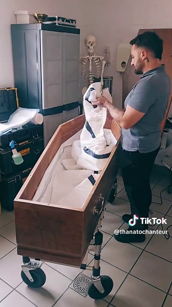 #coffin #embalming #embalmer #funeral #pourtoi #prt #fyp #france #belgique #canada #suisse #viral #foryoupage #embaumement #cercueil #coffin #preparation #pompesfunebres #funeraire #rigidité #tiktokacademy #prt #pourtoipage #mort #coffin #defunt #habillage #vetement #mortuaire #defunt ##rip #medhi #harcelement #haters #hater #dramatique #funerarium #cercueil #funeraire #coffin #pourtoi #capitonnage #death #mort #metier #defunt #mort #mortuaire #defunt #thanatopraxie #pourtoi #prt #foryou #foryou