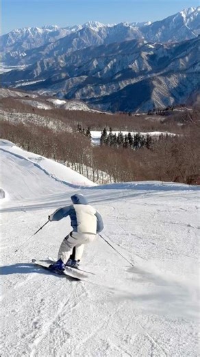 Carving turns on steep slopes! Quick and accurate shifting of the center of gravity is key! Koya ...