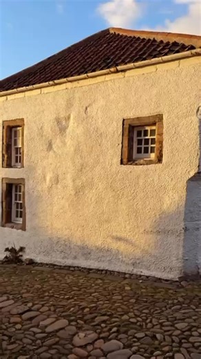 October light at The Mercat Cross 💛 | The Mercat
