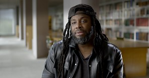 New York Times bestselling author and poet Jason Reynolds stopped by the museum to share an electrifying poem inspired by Gordon Parks’s 1942 photograph: “Charwoman (American Gothic).” In the photograph, a woman named Ella Watson stands in front of an American flag. She holds a broom in her right hand, and a used mop is shown behind her. Her expression is a mixture of concentration and exhaustion. Parks met Watson in 1942 during his Rosenwald fellowship with the Farm Security Administration in W