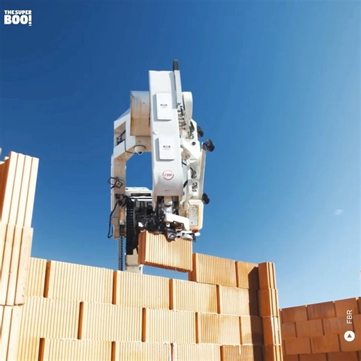 30K views · 386 reactions | This robot builds three-story structures and works 24/7! #construction #robotics #technology #engineering | Thesuperboo | Facebook