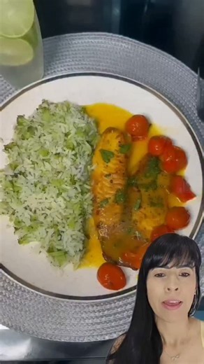 Quesia Rocha | Alimentação Anti-inflamatória on Instagram: "Filé de tilápia ao molho de laranja Ingredientes Filé de tilápia 3 laranja pera Brócolis 1 colher de mel Arroz Coentro salsinha Tomate cereja Cebola Alho Sal Pimenta do reino Chimichuri Lemon Pepper E temperos em pó da sua preferência Pro molho, usei 3 larania pera e uma colher de mel, deixei ferver e depois adicionei tomate cereia sal, pimenta do reino e o filé de tilápia e finalizei com centro ou salsinha Se você gostou dessa dica, cu