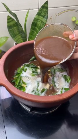 Sri priya on Instagram: "திருப்பதி தேவஸ்தானம் புளியோதரை 😋👌| Tirupati Devasthanam Puliyodharai 😋👌 Ingtedients👇 Fenugreek 1tsp Pepper 1tbsp Cumin 1tbsp Grind the roasted spice Gingelly oil Channa dal Curry leaves Cahsew Tamarind pulp Ground spices Turmeric Hing Salt #tirupati #andhrapradesh #puliyodharai#pulihora #lunch #prasadam #quickrecipes #simplerecipes #tamarind #simplelunch #foodies #tamilreels"