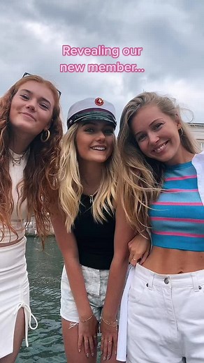 Who do you think is our new Copenhagen girl?🤭 @yungredhead @klarabrink @emmasillelund #venskab #sommeroutfit