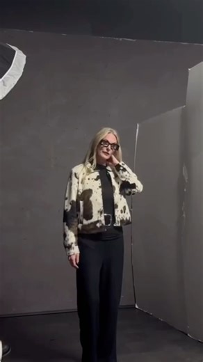 Tina Bullen on Instagram: "Your portfolio is booking you… or blocking you. A strong portfolio is more than “good photos.” 📸 Camera Presence Clients need to feel you through the screen—not guess your confidence. 🧍‍♀️ Body Positioning Angles matter. How you place your body changes the entire story of the shot. ✋ Hand Placement Hands can elevate a photo—or completely distract from it. Every detail counts. 😌 Facial Expression Mastering emotion is what turns a pose into a moment. This is how you c