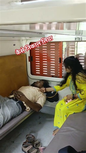 ladki kaise nikal rahi hai 🤣 #newviralshorts #youtubeshorts #funnyvideo #trending