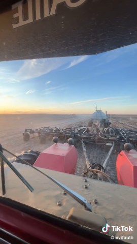 One hell of a life! #fauthfarms #saskfarming #landoflivingskies #flexicoil #versatile #farming