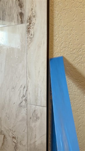 Grout entre el trim schluter y la pared ? #tile