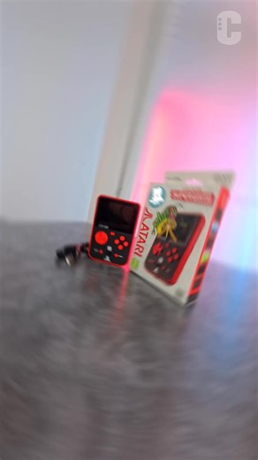 Unboxing – Super Pocket Atari Edition im ersten Hands-on Test Pixel-Charme trifft Nostalgie: Die Atari Edition liefert authentische Retro-Vibes mit originalen Games, einfacher Bedienung und solider Verarbeitung. Ideal für schnelle Gaming-Sessions überall. connect: https://www.connect.de/testbericht/blaze-entertainment-super-pocket-test-handheld-review-3211027.html #unboxing #retro #superpocket #atarigames #techreview | connect