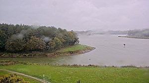 🍂 AUTOMNAL 🌧 La perturbation pluvieuse pilotée par la dépression Aitor arrose copieusement la Vendée cet après-midi. Les pluies se renforcent et apportent de 2 à 4 mm par heure. Elles se poursuivront jusqu'en début de nuit (cumuls pouvant atteindre 30 à 40 mm sur le bocage vendéen sur cet épisode), 20 à 30 mm ailleurs. 🌬 Le vent est également de la partie : 50 à 60 km/h. Attention, il devrait encore se renforcer en soirée, atteignant de 70 à 80 km/h au Sud d'une ligne allant de St-Gilles-Croi
