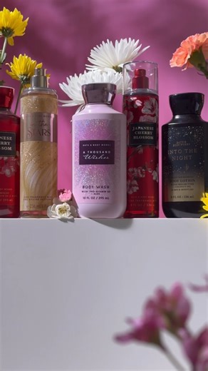 Cuatro íconos. Cuatro formas de brillar. ✨ Sumérgete en una experiencia sensorial con algunas de nuestras fragancias más queridas: 🌸 Japanese Cherry Blossom: un clásico floral que enamora. 🌟 In the Stars: luz dorada en cada paso. 💫 A Thousand Wishes: soñadora inolvidable. 🌙 Into the Night: seducción en cada nota. Tu aroma, tu historia, tu momento. ¿Con cuál escribes el tuyo hoy? 💖 | Bath & Body Works México