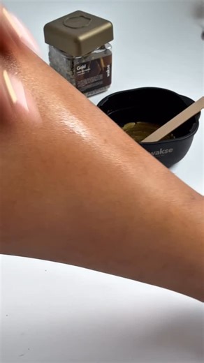 Yes, I’m that girl walking around with one silky-smooth leg and one hairy leg… all in the name of education 😂 After 2 weeks, my waxed leg is still pretty smooth, while my shaved leg is… well, let’s just say it’s thriving in fuzz! Wax used: Gold Hard Wax Beans #Wakse #hairylegs #waxingvideos | Wakse_official