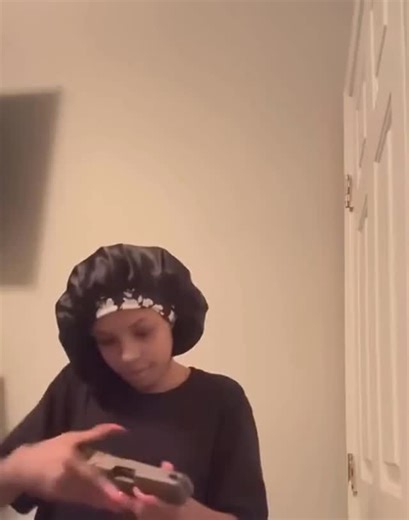 @drillsoncam on Instagram: "••• 《阿甘正传》是一部1994年美国史诗浪漫喜剧-drama 电影，由罗伯特•泽米基斯执导，汤姆•汉克斯、罗宾•怀特和加里•西尼斯主演。该片于1994年7月6日上映，讲述了阿拉巴马州一个智力迟钝但善良的男人福雷斯特•甘普的生活，他经历了20世纪几个重要事件的数十年！该片因其导演、表演、视觉效果、音乐和剧本而获得广泛的好评，成为一部主要的商业成功，全球票房超过6.77亿美元。《阿甘正传》获得了多个奥斯卡奖，包括最佳影片和最佳导演（罗伯特•泽米基斯）。 《阿甘正传》可以观看，您可以在流媒体平台或购买选项中找到更多信息。如果您有兴趣了解更多关于这部电影或其制作的信息，可以探索派拉蒙维基百科或总电影维基以获取深入的细节。"