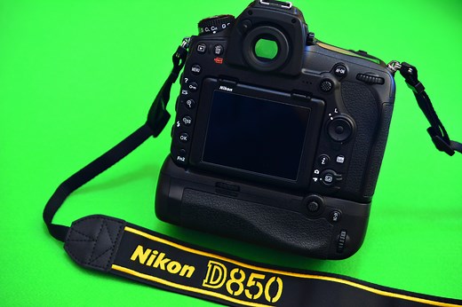 Nikon D850にMB-D18互換の格安バッテリーグリップを装着する。