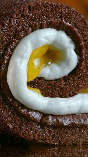 The best DJ and the best snack are here. Marinela Choco Roles!