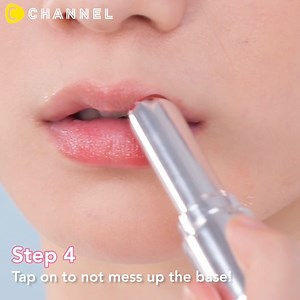 How to Apply Lipstick on Dry Lips via C CHANNEL Beauty How to Apply Seamless Lipstick on Dry Lips! If your lips are dry, your lipstick may not look its best. We will introduce how to apply lipstick beautifully even with dry lips! 【Steps】 STEP1 Take Vaseline on a cotton swab and remove roughness from the lips. Use Vaseline to protect dryness! STEP2 Take off off excess Vaseline with a tissue. STEP3 Apply a hard lip balm and coat the lips. By using a lip cream with a hard texture, It will prevent u